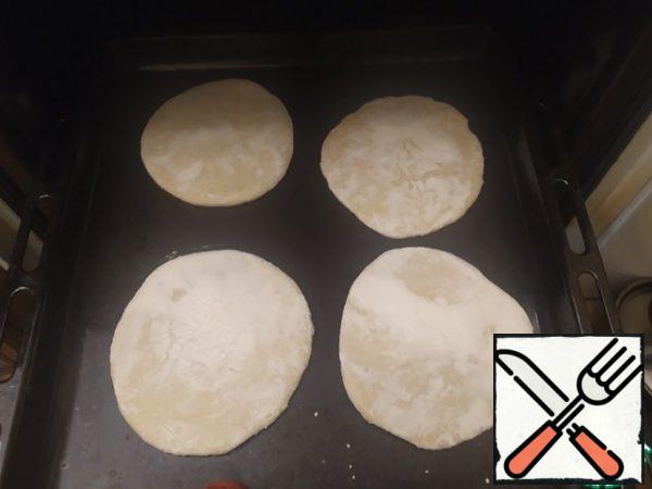 And, finally, in a preheated (along with a baking sheet) to 230 degrees oven - throw our tortillas. The baking sheet does not need to be greased with anything.