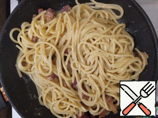 Add the cooked pasta to the brisket, pour the sauce over it and mix thoroughly.