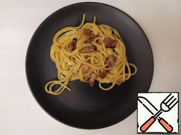 Then immediately serve.
You don't have to worry about raw eggs. They are just heating up from the paste, and create the same sauce and taste of pasta Carbonara.Bon appetit.
