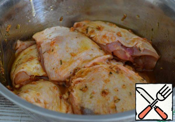 Put the chicken thighs in a bowl with the marinade, mix, and cover the thighs on all sides with the marinade. Tighten the food wrap (close the lid) and set aside for an hour and a half. You can marinate the chicken for longer, but in the refrigerator.