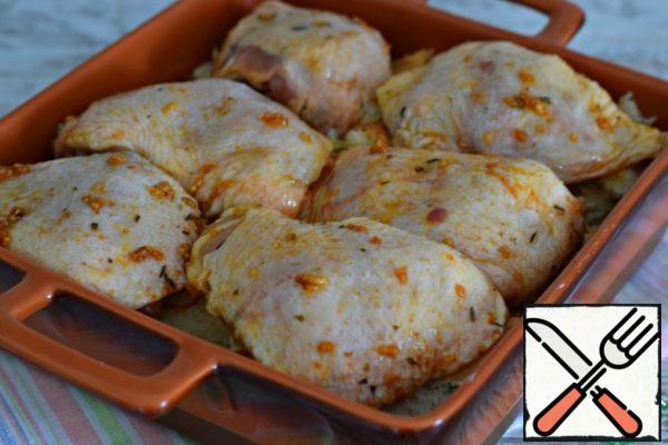 Top with chicken thighs.
Do not pour out the remaining marinade, you will need it later.
Bake the chicken in a preheated 185-190° oven for 20-25 minutes.