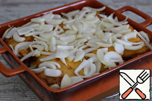 Onion cut into half rings or feathers.
Get the form out of the oven in 20-25 minutes. Place the sliced onion evenly on the chicken thighs. Pour over the remaining marinade.
Put the form with the chicken in the oven for another 20-25 minutes.