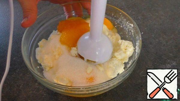 To begin, prepare the filling.
In the container in which we will cook it, put the cottage cheese, beat the eggs, add sugar, vanilla sugar, salt, sour cream, honey.
And mix everything with a blender. The filling is liquid.
Don't be afraid! It should be like this.
