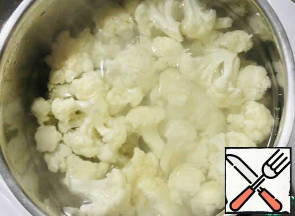 Remove the cauliflower into florets, rinse with cold water, pour water into a pot, add salt, put the cauliflower in hot water, and boil for 5-7 minutes.