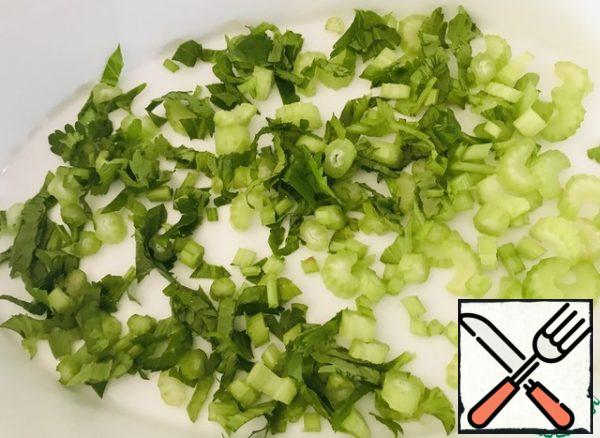 In a form convenient for you, (which is put in the oven ) finely chop the celery.