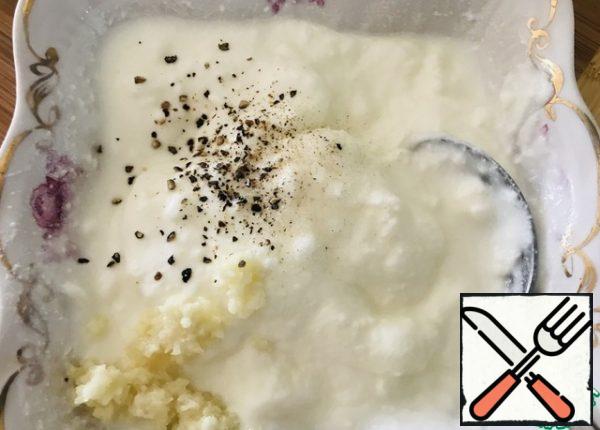 Greek yogurt (sour cream, cream) salt, add allspice, chili, squeeze the garlic through a garlic press, mix everything well.
