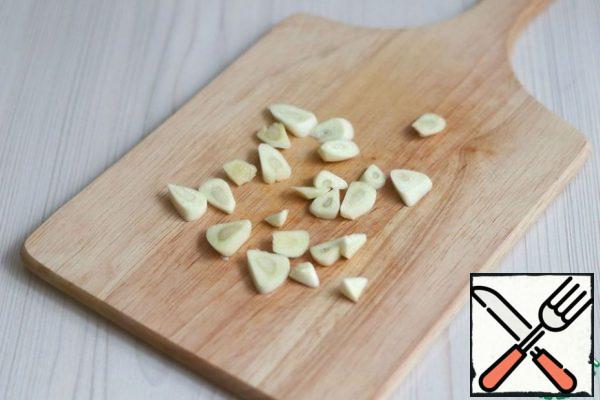 Cut the garlic cloves into thin slices / slices. Cover the baking sheet with paper towels and place the garlic slices in a thin layer. Put to dry with a dry warm place, if you have an electric dryer, the process can be accelerated.