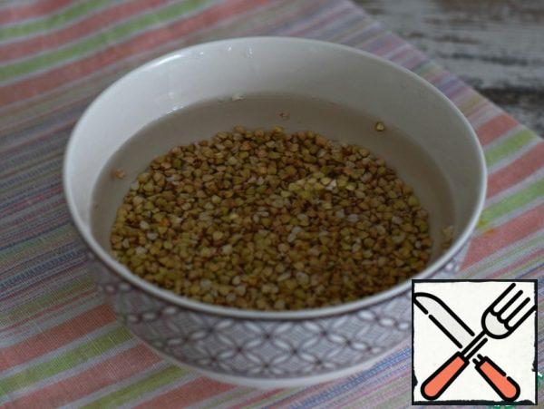 To prepare the oat milk.
Green buckwheat fill with boiled cold water and leave the grits to swell for 5-6 hours. (for the night)