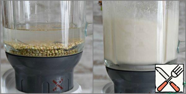 After the specified time, drain the water, put the cereal in the bowl of a blender, pour boiling water (not hot) and beat at the highest speed for 2 minutes.