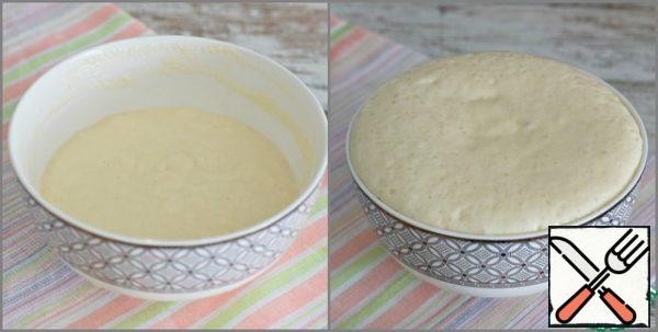 To prepare the dough.
Dissolve the yeast in warm water, add sugar, sifted flour, mix until smooth, close the bowl with the sponge lid/tighten the food wrap. Leave in the heat for the approach for 10-15 minutes.