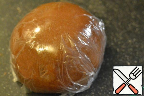 Knead dough. Wrap it in clingfilm and leave it in the refrigerator for 30 minutes.