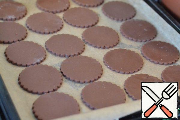 Line the baking sheet with baking paper.
Lay out the cookie blanks.
Bake in a preheated oven at 180g for 10 minutes.
Ready cookies completely cool.

