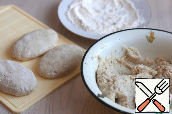 Form minced cutlets, each time wetting your hands with water. Pan the formed cutlets. As a breading, you can use a ready-made breading mixture or flour.