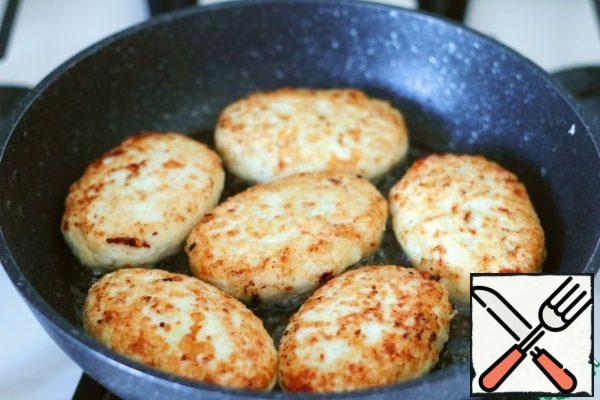 Fry the cutlets on medium heat on both sides. Then cover and simmer for 3-5 minutes.