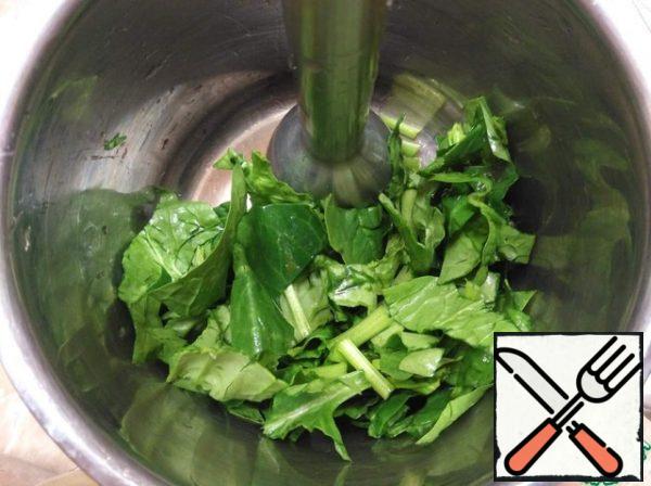 Cut, dry and fry the chicken in vegetable oil until Golden brown. Chop the spinach and cherry in a blender with salt (for a more convenient and fast chopping, I always do it with salt). Leave some greens.