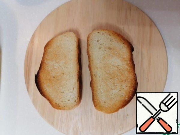 Dry the loaf slices in a toaster or oven until Golden brown (it is necessary that the bread remains soft inside and crisp outside).