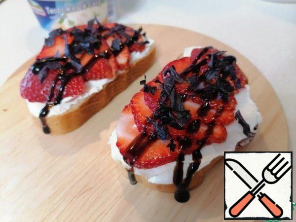Pour over the balsamic cream.
If you do not have balsamic cream, you can prepare it yourself from balsamic vinegar. Pour balsamic vinegar into a saucepan/saucepan, add sugar to taste and boil it until thick, the volume should be reduced by about half.

Sprinkle the Basil on top.