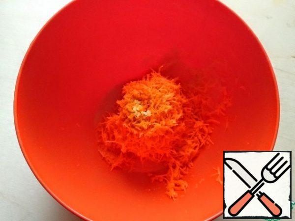 Wash, peel and grate the carrots. Squeeze the garlic through a press.