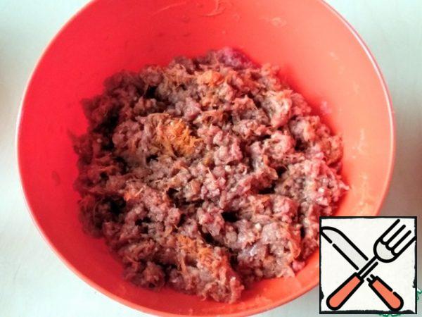 Add the minced meat to the carrots (I have 250 g of twisted beef and pork + onion). Add salt and soy sauce.