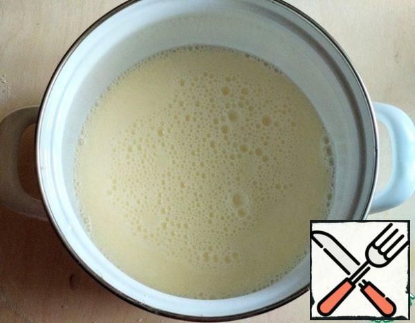 For the dough, mix the egg, milk, water, salt, vegetable oil and vinegar.