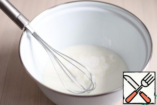 In a bowl, add kefir (200 ml.), salt (1 chip.), baking powder (1 pack.). beat the Mixture with a whisk.