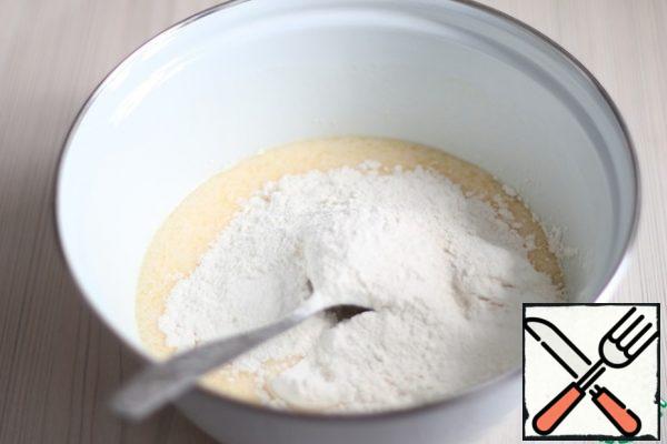 Add flour. I want to pay attention: flour may require from 350 to 400 g. Flour is different. When kneading, the dough should be soft and comfortable to work with. Too much flour should not be added. Put the dough in a plastic wrap and leave for 20-30 minutes.