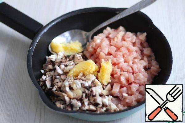 Add 2 tablespoons of butter to the pan, add chicken breast fillet cut into small cubes (150 gr.), add chopped mushrooms (3 PCs.). Salt the mixture to taste, add ground black pepper. Simmer the mixture until ready. If desired, you can add chopped onions, I did not add consciously.