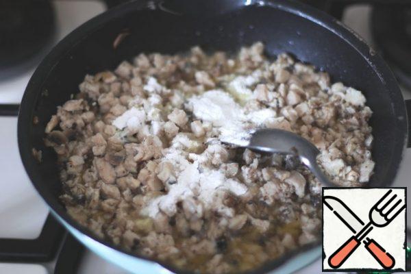 Then add 1 tablespoon of starch. Thicken the mixture slightly.