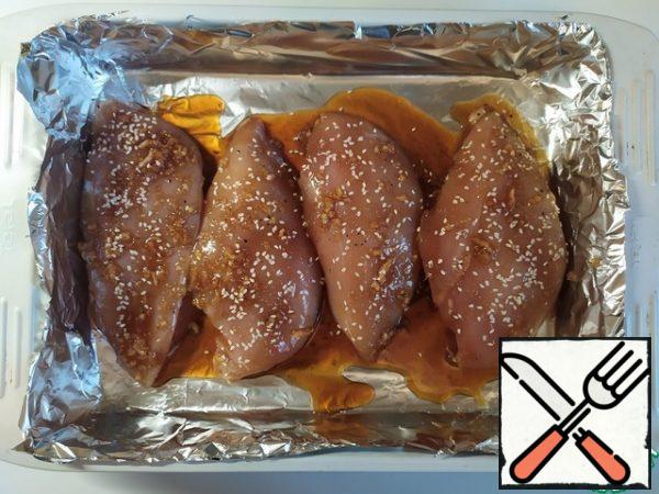 Preheat the oven to 190*C degrees.
Put the chicken in a baking dish, season with salt, pour some of the marinade, and sprinkle with sesame seeds.
Bake for 40-45 minutes.