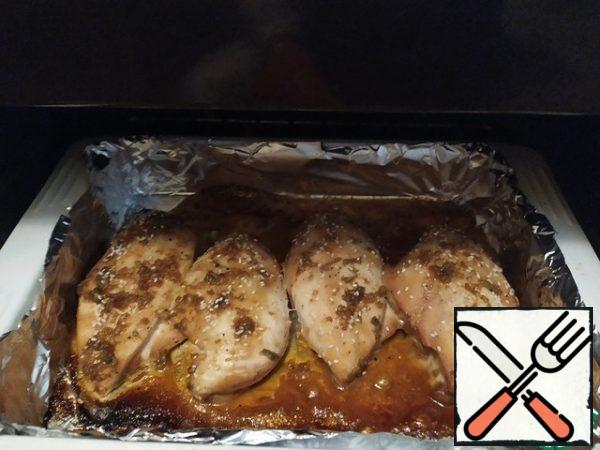 Every 15 minutes, take out and pour a few spoonfuls of marinade.I check the degree of readiness with a kitchen thermometer. For a chicken breast, it's 77-83 degrees.