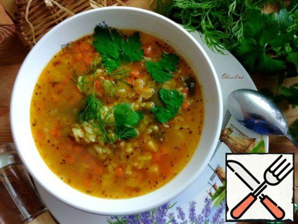 Serve this beautiful and flavorful soup for dinner. Pour a plate, put it disassembled on the fiber chicken meat, of course, fresh herbs.
