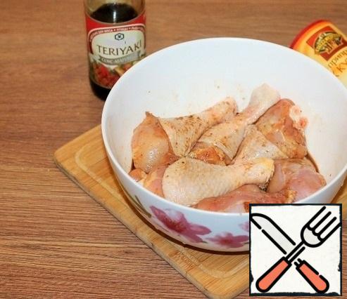 Marinate the chicken. I have a chicken set: 4 legs and 2 thighs. First, add the Teriyaki marinade sauce and stir, and then sprinkle with chicken seasoning. Put the bowl aside for about 30 minutes.