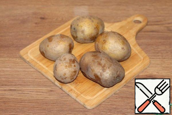 Potatoes can be baked in the oven or boiled until half-cooked.
