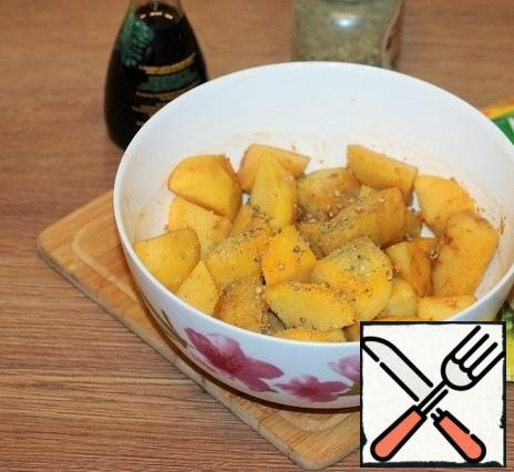 Put the potatoes in a bowl and mix with soy sauce, vegetable oil (1 tbsp) and seasoning: coriander, dry garlic and turmeric. Instead of salt, I have soy sauce. Pepper as desired.