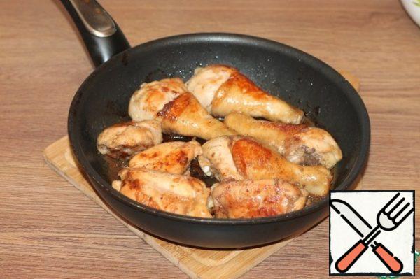 Marinated chicken is fried in preheated oil, over medium heat until Golden brown, but not until ready.