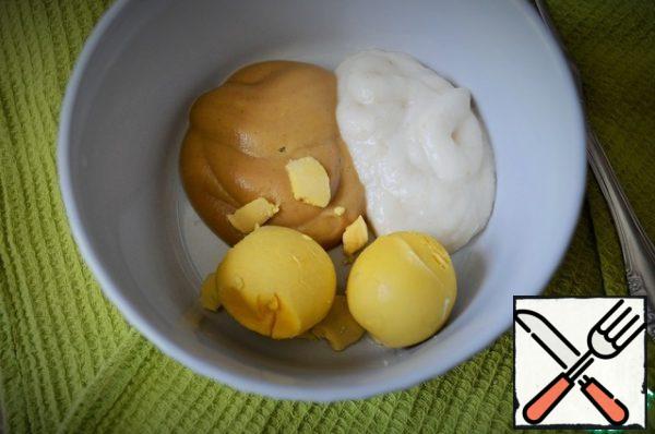 Mix the yolks, sugar, mustard and horseradish until smooth.
This amount of mustard and horseradish gives a medium-sharp taste.