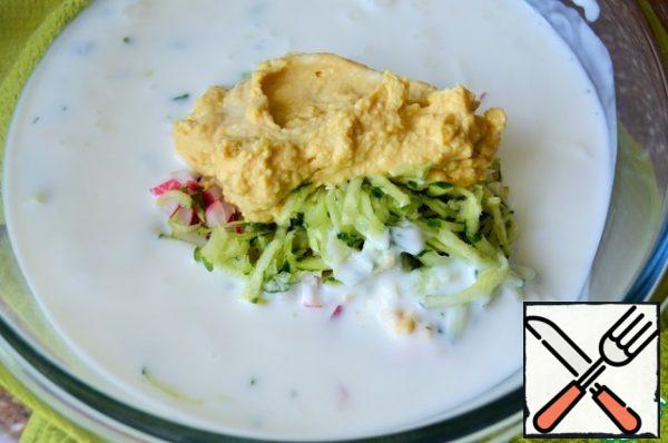 Pour the kefir into the pan and add the mustard-yolk mixture.