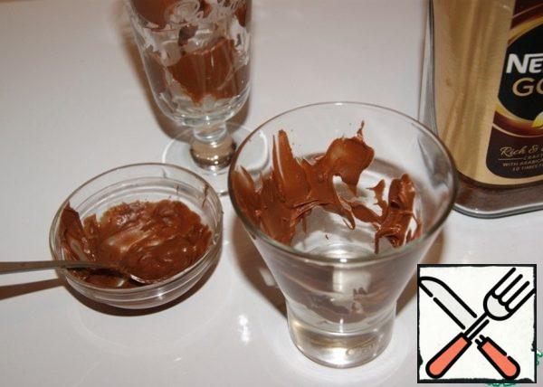 Half an hour before preparing the drink, put the milk in the freezer.
Capacity of the glass is 250-300 ml.
Apply the chocolate paste on the walls of the glass with smears. I used homemade Nutella, which I warmed up a little. Homemade Nutella the link give below.