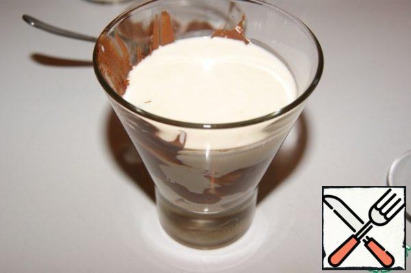 Top with cold cream. And carefully pour in the ice-cold milk.