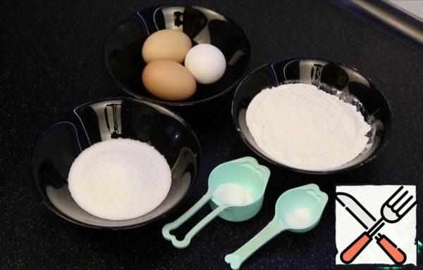 Ingredients you will need:
- Eggs, category C1. Room temperature or from the refrigerator-it does not matter.
- Sugar.
- The flour should be sifted at least twice to make the sponge dough fluffy and airy.
- Salt, vanilla-optional.
- Baking powder is only needed if you are not sure that you will beat the eggs correctly.
The number of ingredients is calculated for a shape 18-20 cm in diameter.
Preheat the oven to 170 degrees.