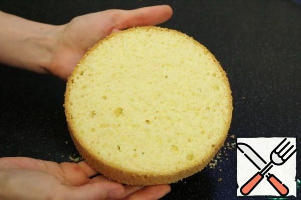 Porous, with a fine structure inside.
Sponge cake is not dry, elastic, it behaves perfectly in work!