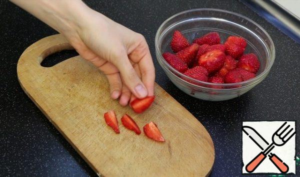 Wash strawberries, cut into 4-6 parts.