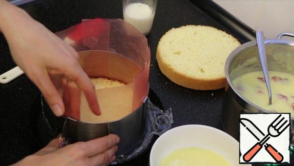 Assembling the cake.
The sides of the form were laid with an acetate film. In my case a stationery folder:) Cake-impregnation-all cream with strawberries-cake-impregnation - cream for the top.