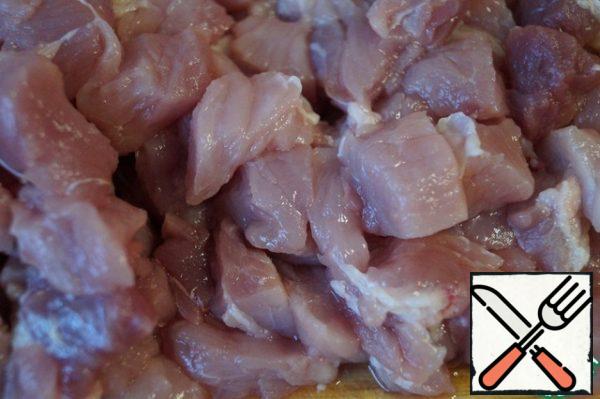 Wash the lean pork and cut it into small cubes.