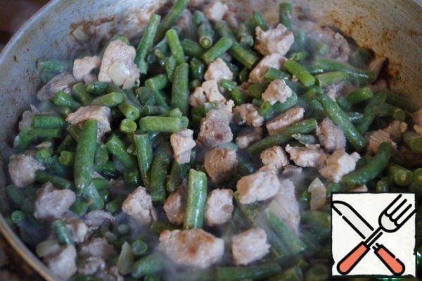 Then add the string beans. You do not need to defrost it in advance. You can, of course, use fresh beans.
Put the meat and beans under the lid for 10 minutes.