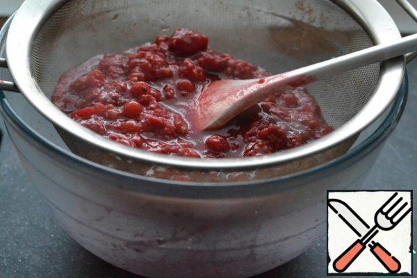 Prepare the raspberry layer.
In a separate saucepan, defrost the raspberries, putting them on a small fire. Do not cook.
RUB the raspberries through a sieve.
Clean raspberry juice again put on the fire and, adding sugar, bring to a boil.