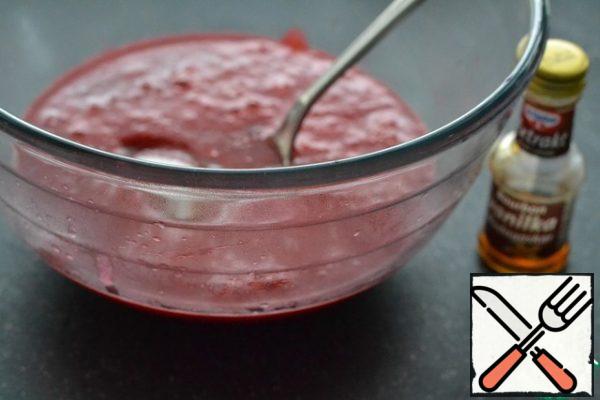 Fill the gelatin with water, leave to swell.
When the raspberry sweet juice cools slightly add the vanilla extract and swollen gelatin. Stir well and set aside.
