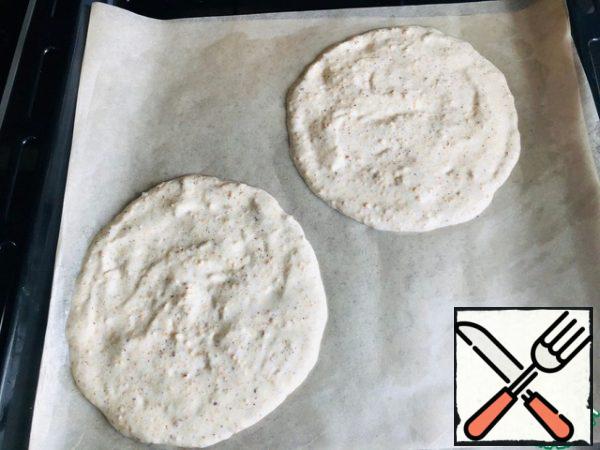 Using a round shape with a diameter of 16 cm, draw 2 templates on parchment with a simple pencil.
Evenly distribute the protein mass in a thin layer around the circles using a spoon or pastry spatula. Bake the cakes in a preheated 140-150 °C oven until light brown, 18-20 minutes. ( Parchment paper must be of good quality otherwise the cakes will not come off, and it is best to use a silicone Mat)