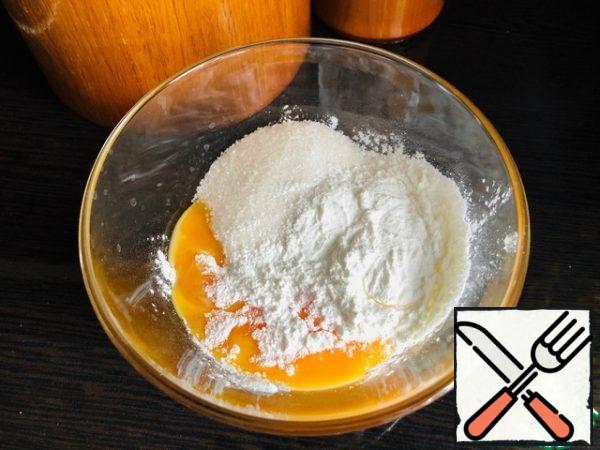 Prepare the cream mousse:
- Mix the yolks, starch, and sugar with a whisk until light.