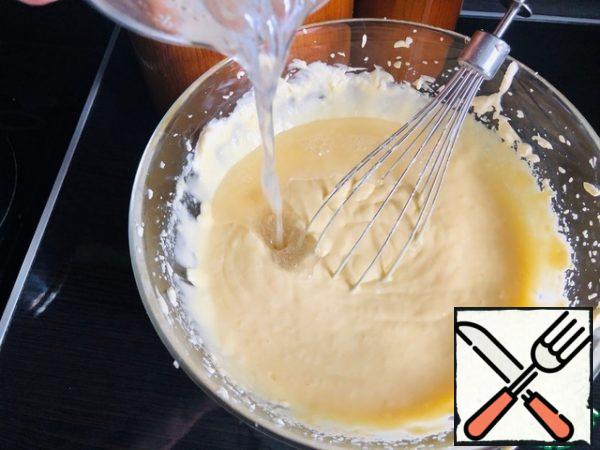 Combine the cream with the cooled custard base and enter the diluted gelatin (gelatin I used quickly soluble) mix.